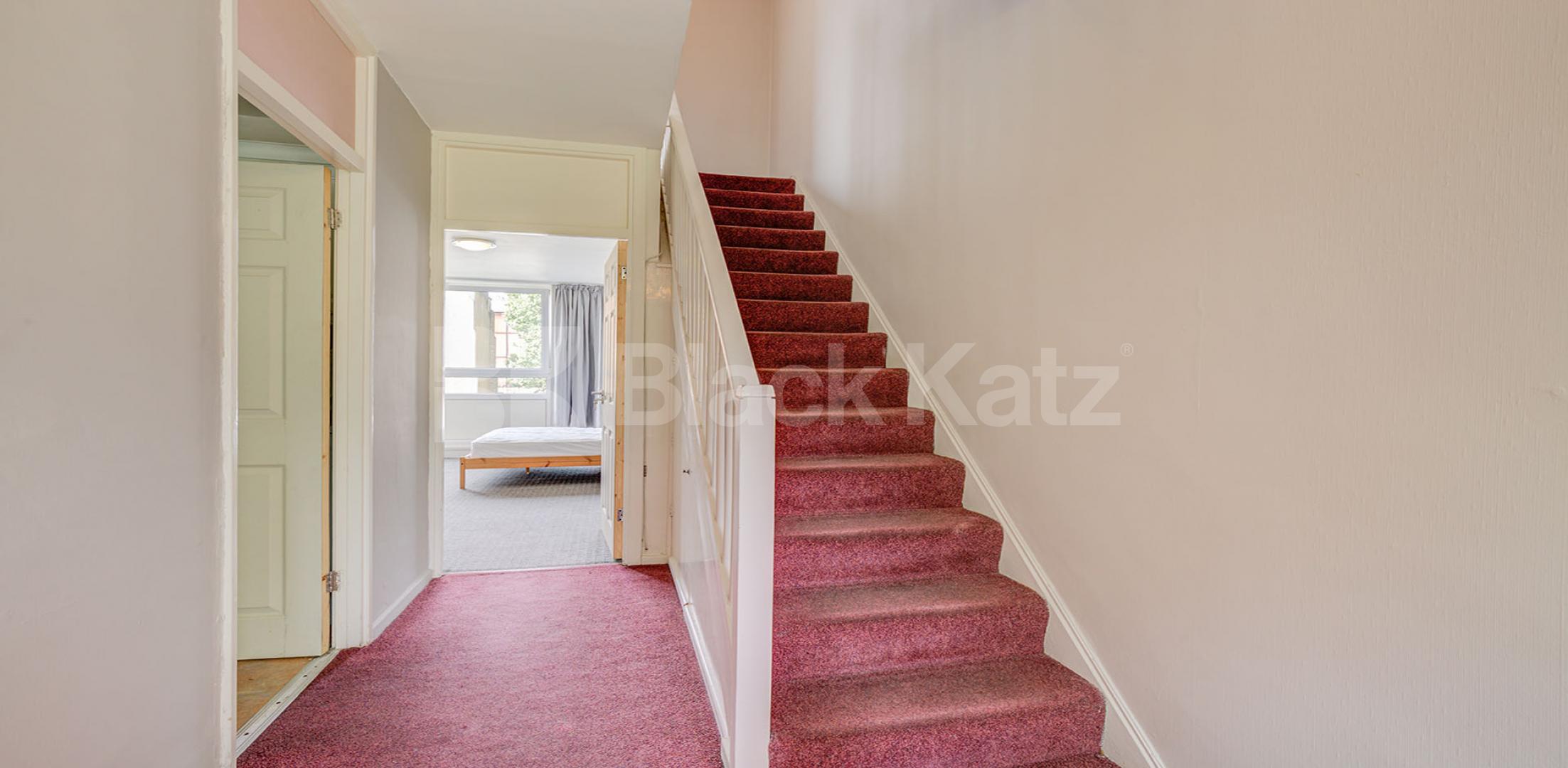 Spacious 4 bed , no lounge, mins to tube, shops and UCL Munster Square, Regents Park / Camden